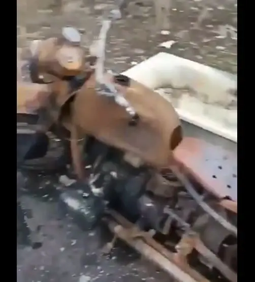 Moto russe calcinée équipée d’une baignoire en guise de side-car