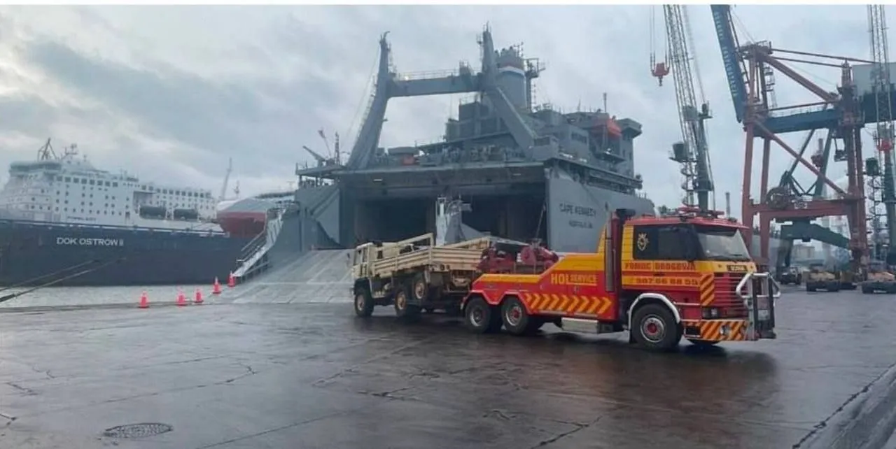 Cargo militaire américain déchargeant des camions sur un quai du port de Gdynia