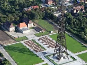 Vue aérienne de la tour radio de Gleiwitz, prétexte de l’opération Himmler