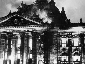 Le Reichstag en flammes lors de l’incendie de février 1933