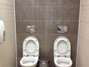 Deux cuvettes de toilettes côte à côte dans une même cabine, à Sotchi