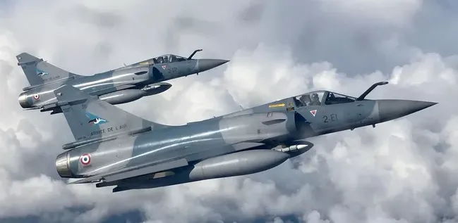 Deux Mirage 2000 de l’armée de l’air française en vol au-dessus des nuages