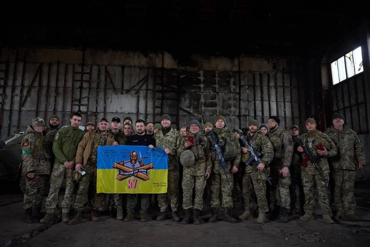 Zelensky posant avec des soldats et le drapeau de la 57e brigade