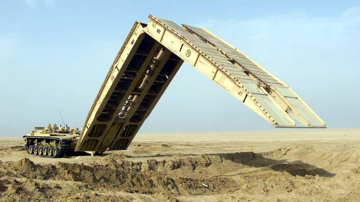 Char poseur de pont américain déployant sa travée au-dessus d’une tranchée