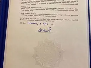 Dernière page signée du traité d’adhésion de la Finlande, Bruxelles, 4 avril 2023