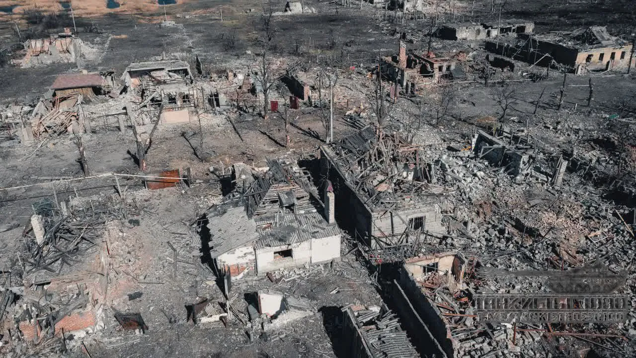 Vue aérienne de Marinka rasée, maisons éventrées et arbres calcinés