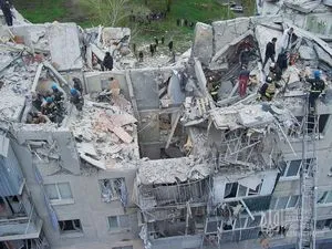 Immeuble d’habitation éventré à Sloviansk, secouristes sur les décombres