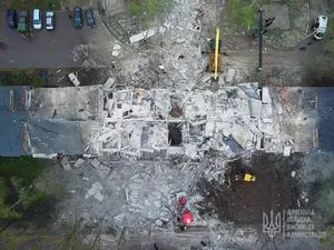 Vue aérienne verticale de l’immeuble effondré de Sloviansk