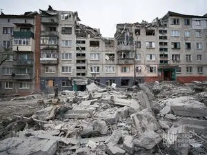 Amas de gravats devant les immeubles soufflés par la frappe de Sloviansk