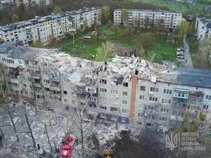 Secours et engins de déblaiement autour de l’immeuble détruit à Sloviansk
