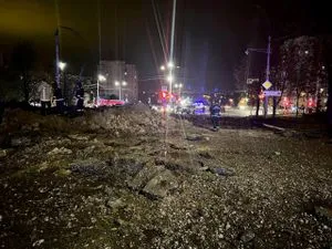 Débris projetés sur la chaussée à Belgorod, gyrophares en arrière-plan