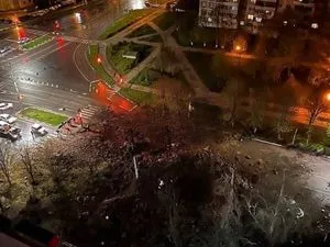Vue plongeante nocturne sur le cratère creusé en plein centre de Belgorod