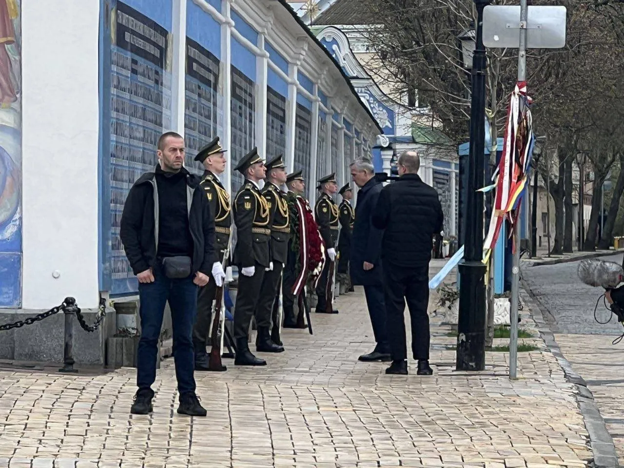 Garde d’honneur ukrainienne et gerbe devant un mur du souvenir, à Kyiv