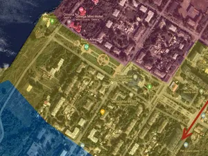 Quartier pavillonnaire de Bakhmout vu du ciel, flèche d’avancée russe