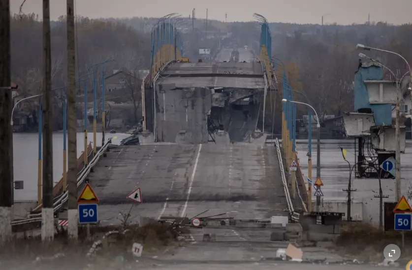Le pont Antonovski sur le Dnipro, travée centrale effondrée