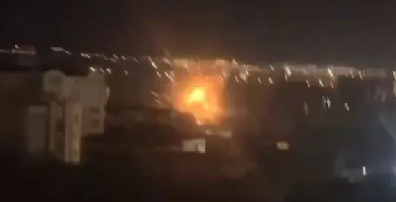 Explosion orange au-dessus des toits de Sébastopol, de nuit