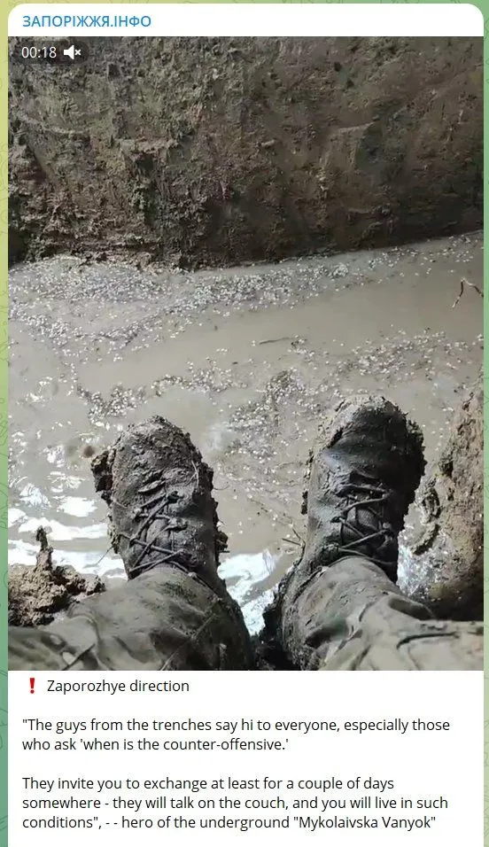 Bottes d’un soldat au-dessus d’une tranchée noyée de boue, direction Zaporijjia