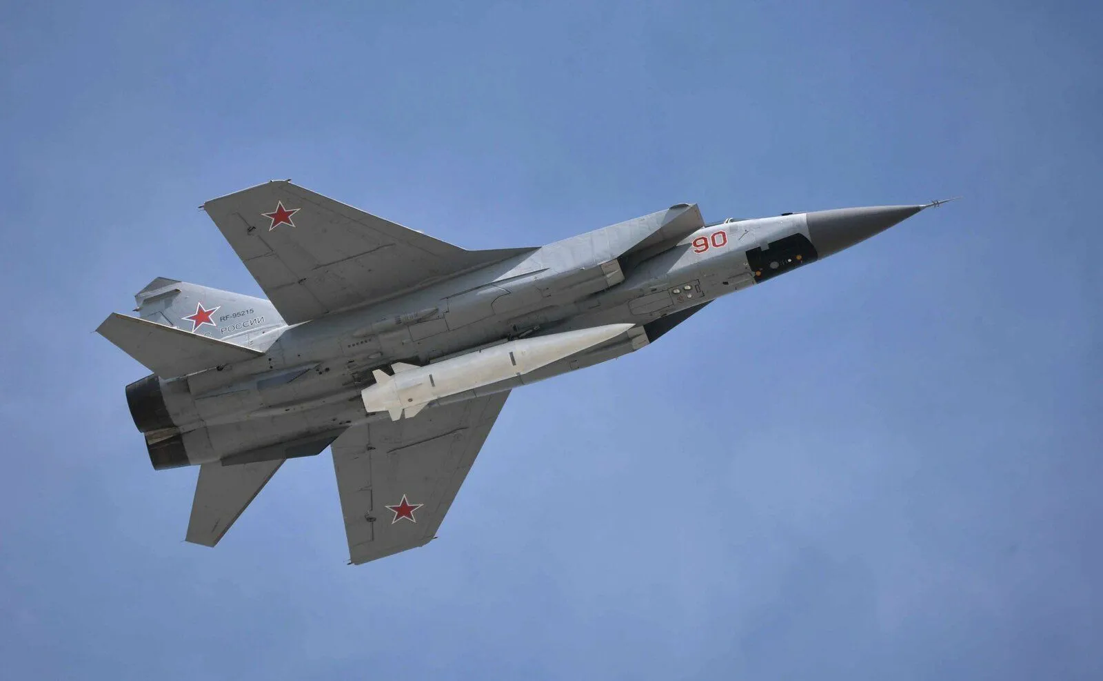 MiG-31 russe en vol, missile Kinzhal accroché sous le fuselage