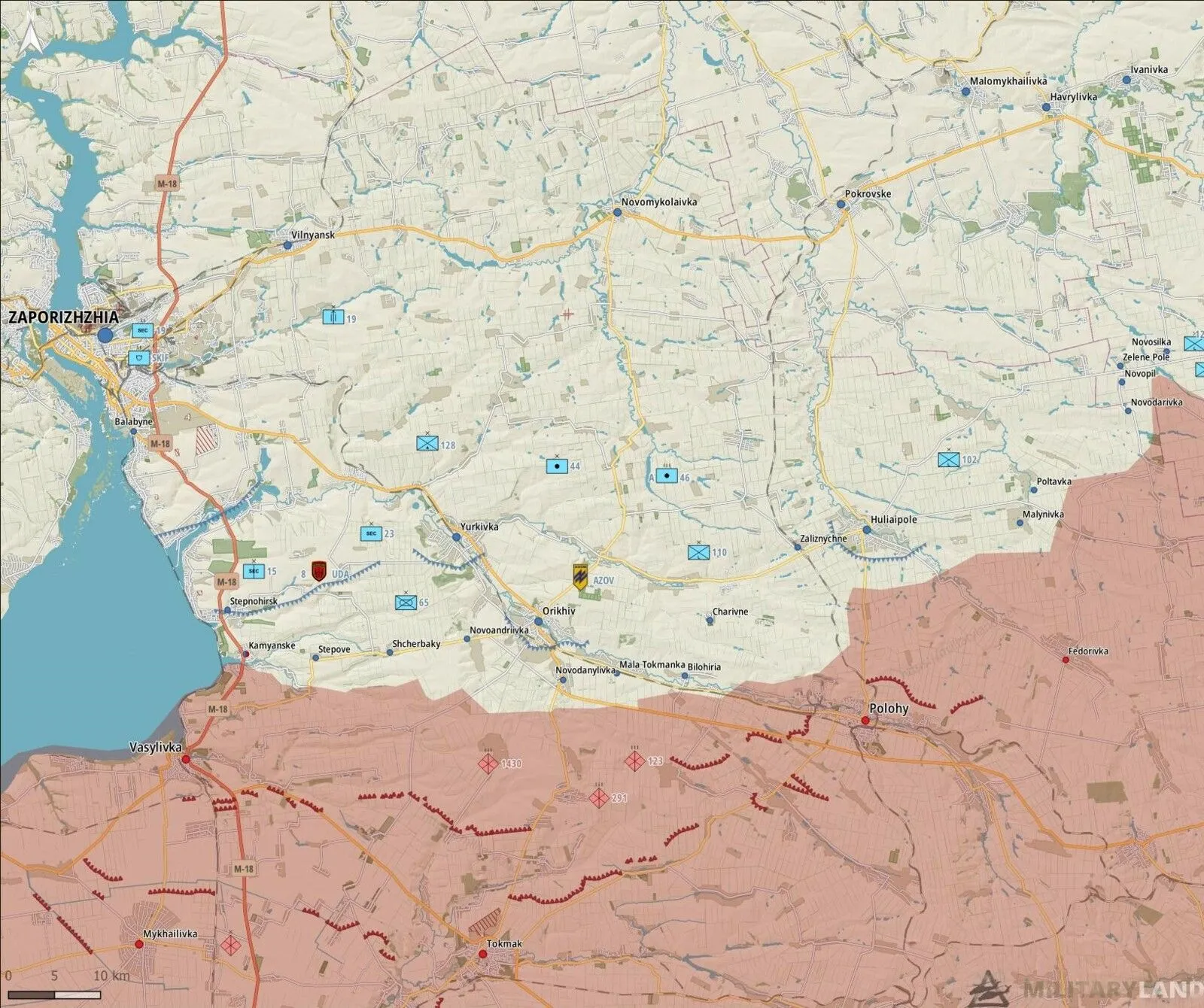 -	Zaporizhzhia : 2 personnes blessées à la suite d’un bombardement russe à Marhanets. Des positions russes ont été touchées à Tokmak (occupée). Des explosions ont été signalées à Molochansk (occupée). L’armée russe a bombardé Malynivka, Huliaipole, Bilohirya, Novodanylivka, Novoandriyivka, Novopavlivka, Mali Scherbaky et Kamyanske. L’aviation russe a mené des frappes aériennes à Vremivka, Burlatske, Malynivka, Zatyshshya, Huliaipole, Mala Tokmachka, Mali Scherbaky. 