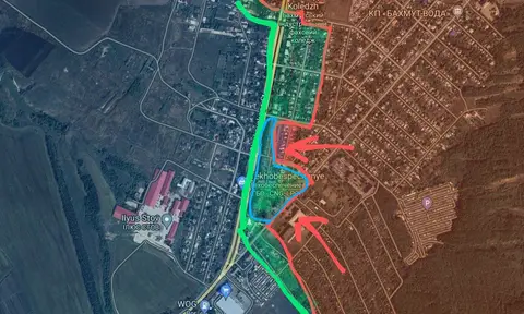 Vue satellite annotée de Bakhmout : positions ukrainiennes en vert, poussées russes en rouge