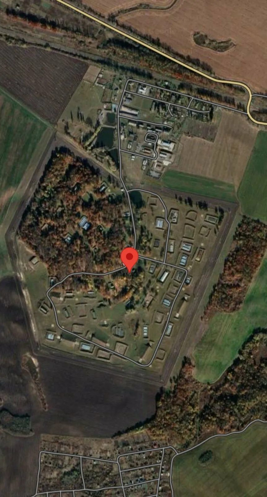 Vue satellite du dépôt de munitions frappé près de Khmelnytskyï, bunkers alignés