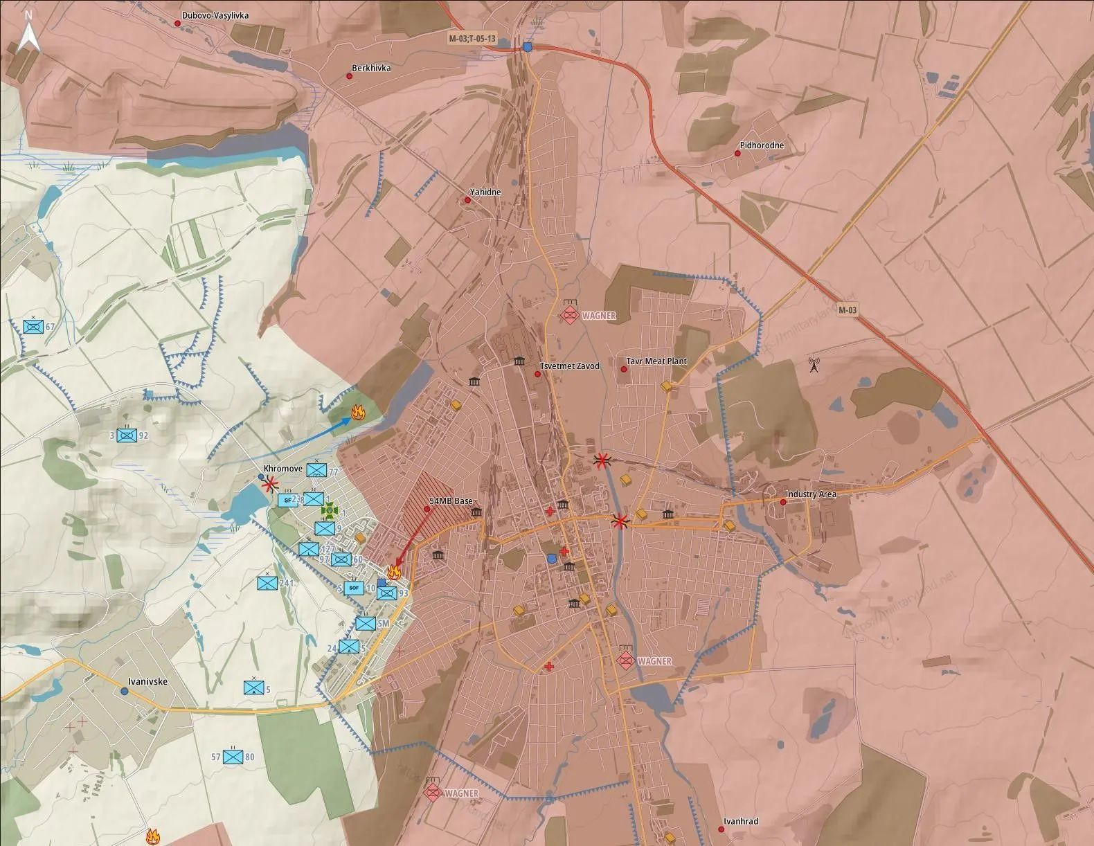Dans la ville elle-même. L’attaque d’un drone russe sur des positions ukrainiennes au nord-est de Khromove, indique que les troupes ukrainiennes tiennent la ville. Les mercenaires Wagner ont avancé dans la zone au sud de la base de la 54e brigade mécanisée et ont capturé un bloc résidentiel.