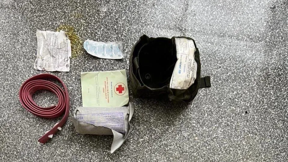 Contenu d’une trousse de secours russe : garrot en caoutchouc et pansements soviétiques