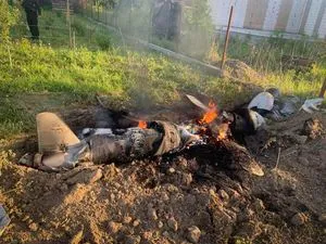 Débris d’un engin volant abattu, en flammes dans un jardin