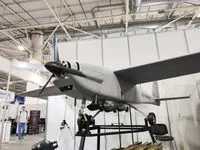 Drone ukrainien UJ-22 à voilure fixe posé dans un hangar