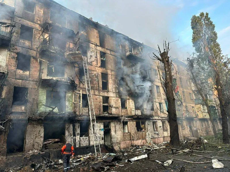 Immeuble d’habitation éventré et fumant après la frappe sur Kryvyï Rih