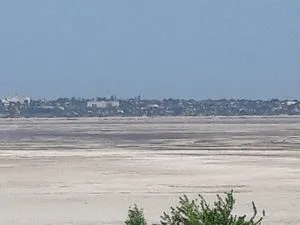 Fond asséché du réservoir de Kakhovka, une ville sur la rive opposée