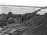 Pont provisoire sur le Dniepr pendant la Seconde Guerre mondiale, camions et soldats