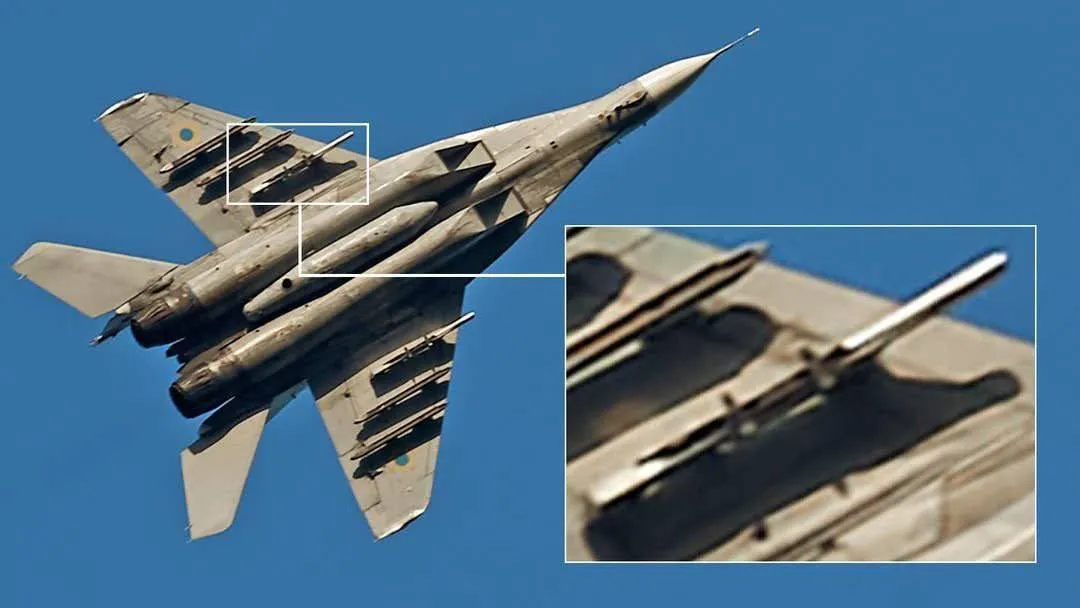 MiG-29 ukrainien vu de dessous, agrandissement sur un missile non identifié