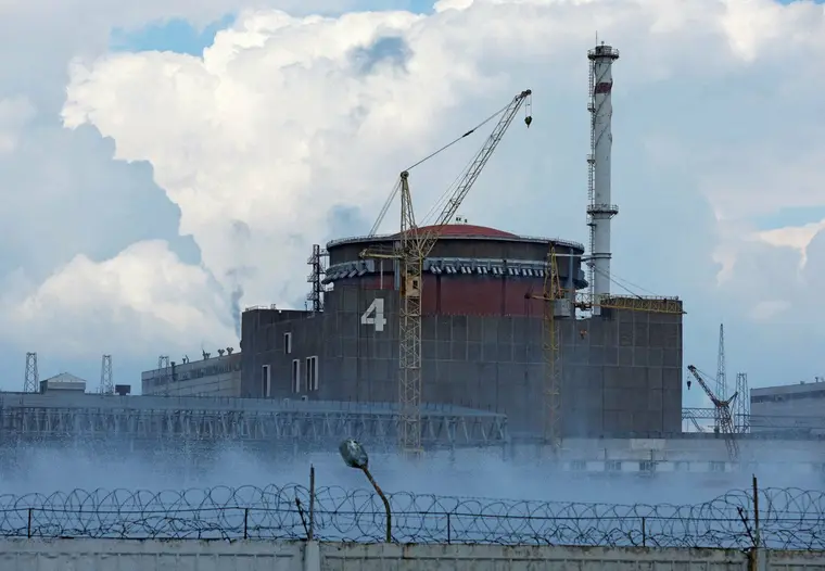Réacteur numéro 4 de la centrale de Zaporijia derrière des barbelés