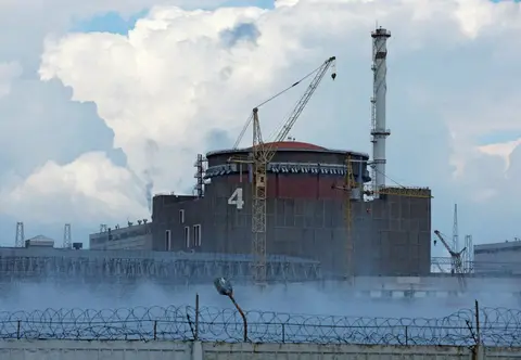Réacteur numéro 4 de la centrale de Zaporijia derrière des barbelés