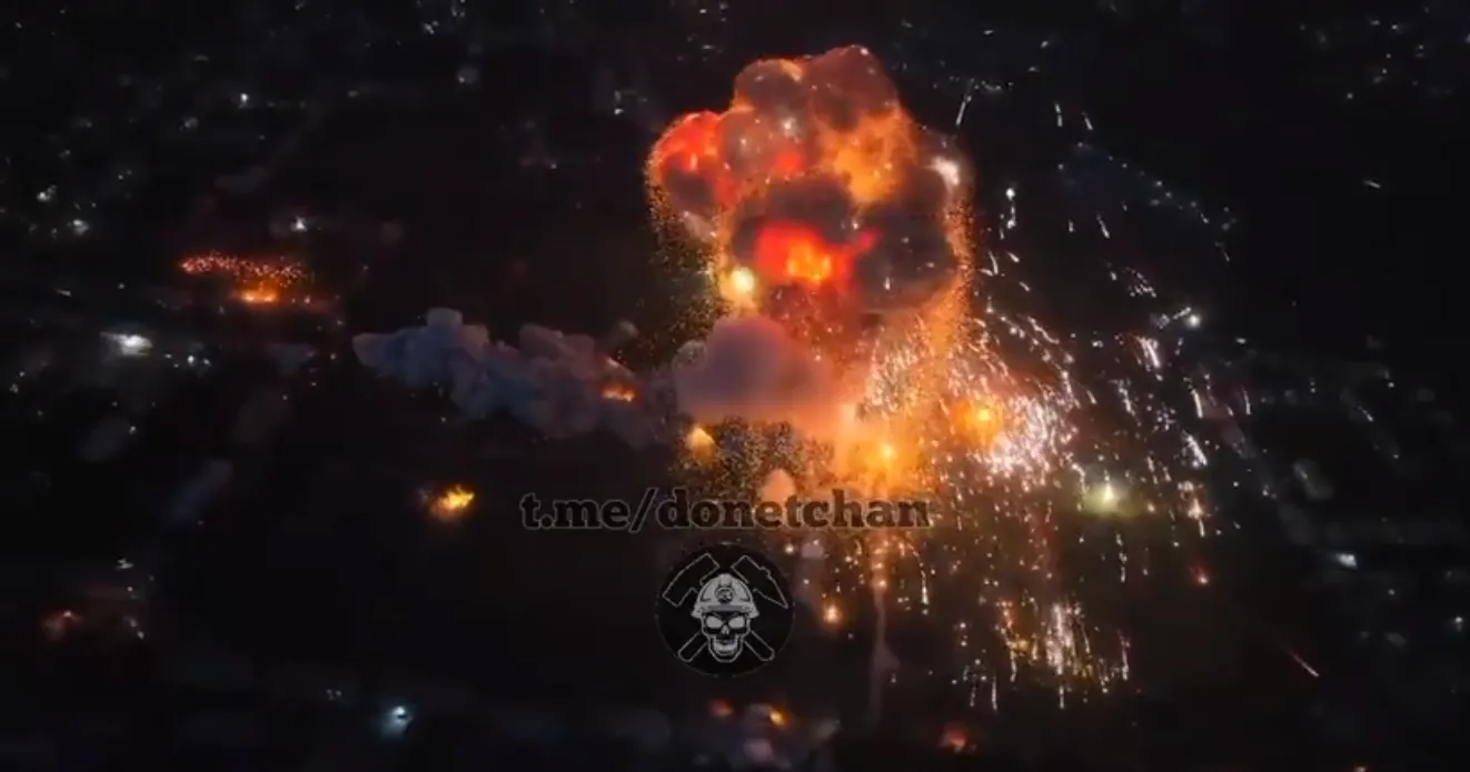 Explosion nocturne du dépôt de munitions de Makiïvka, vue depuis un drone