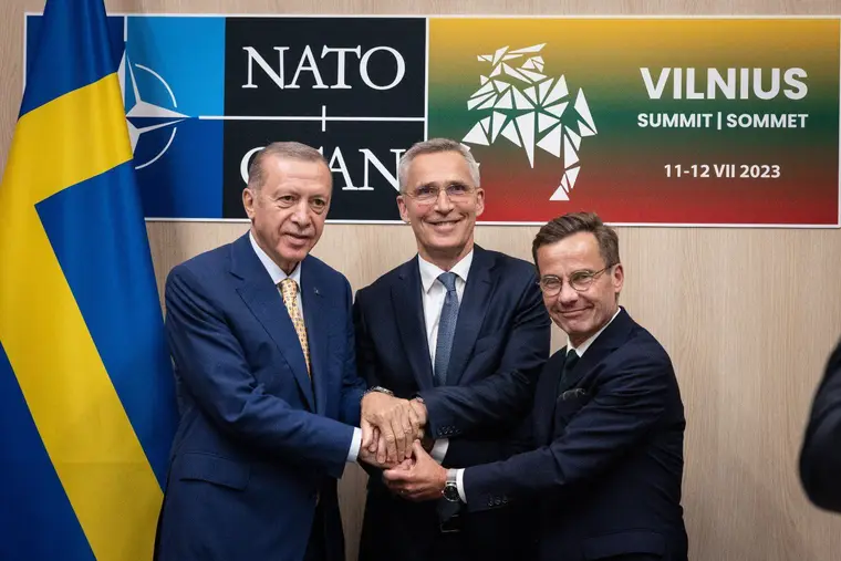 Erdogan, Stoltenberg et Kristersson se serrent la main au sommet de l'OTAN à Vilnius