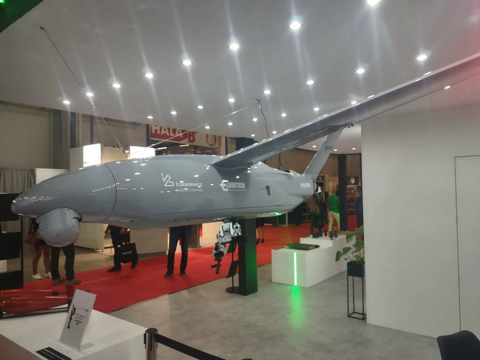 Drone polonais HAASTA gris suspendu sur un stand de salon d’armement