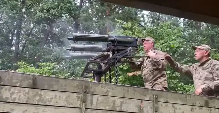 Soldats ukrainiens servant un affût de trois mitrailleuses Maxim sur un camion