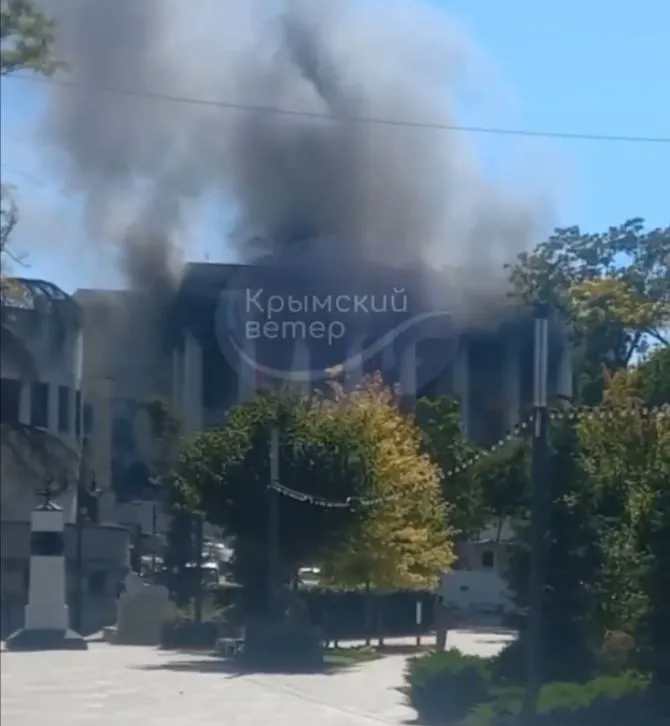 Épaisse fumée noire au-dessus du quartier général de la flotte à Sébastopol