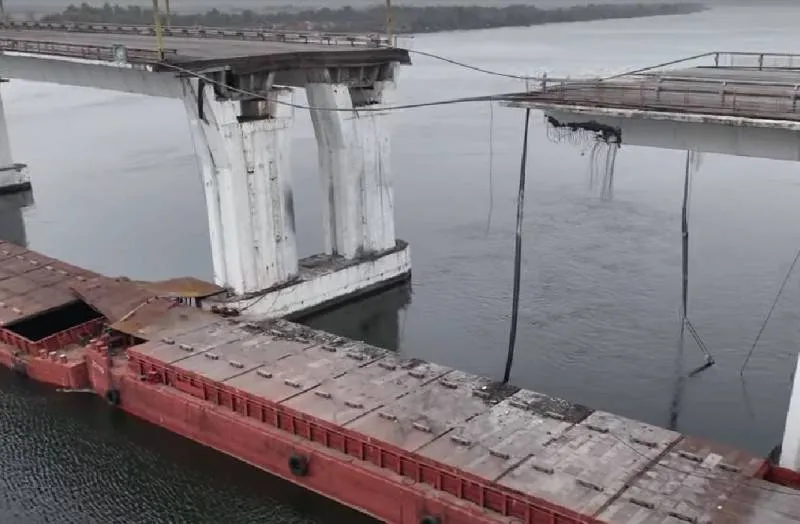 Travée effondrée du pont d’Antonivka, barge amarrée sous le tablier rompu
