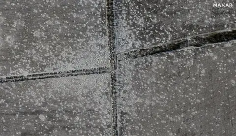 Vue satellite en noir et blanc de champs criblés de cratères d’obus