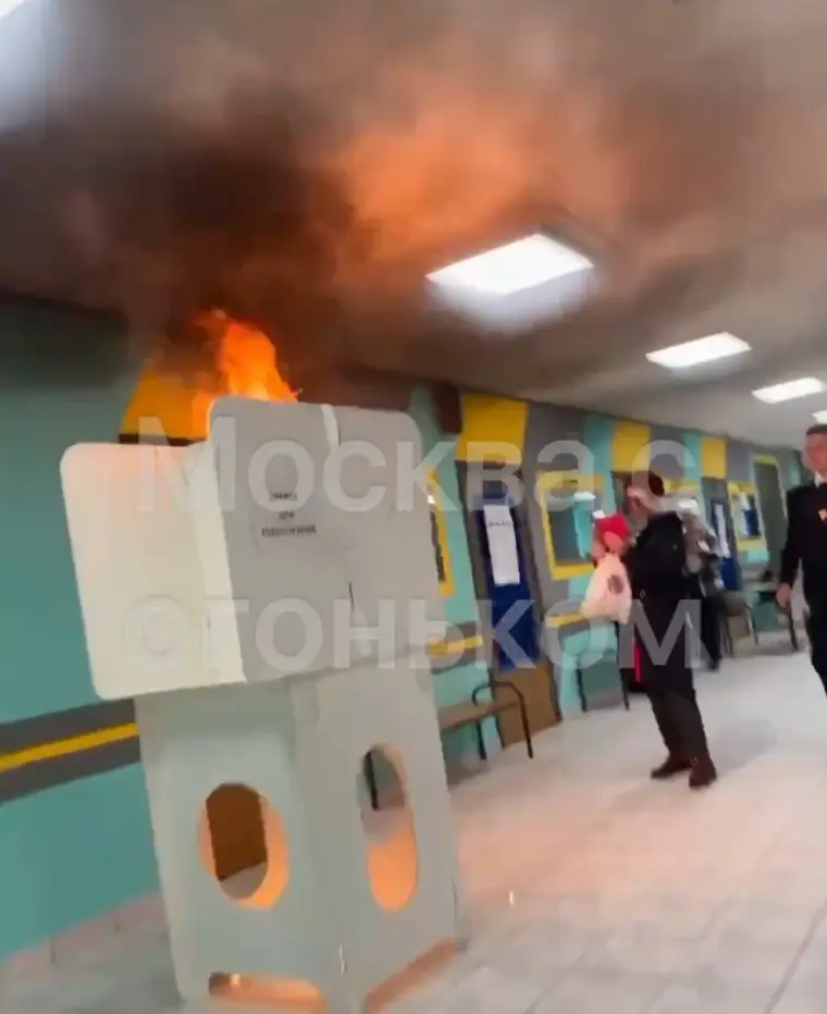 Un isoloir en feu dans un bureau de vote russe, fumée épaisse contre le plafond