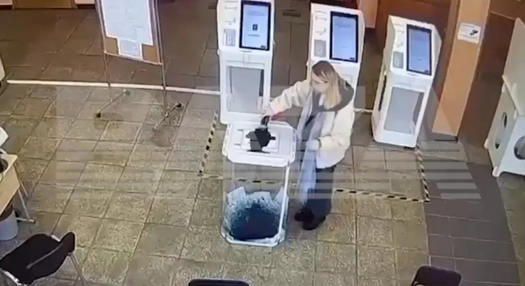 Un geste aussi inutile que courageux. Une Russe jette de l’encre dans l’urne.