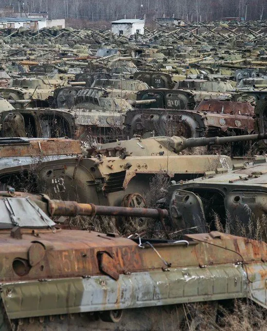Blindés soviétiques rouillés entassés par centaines dans un parc de stockage russe