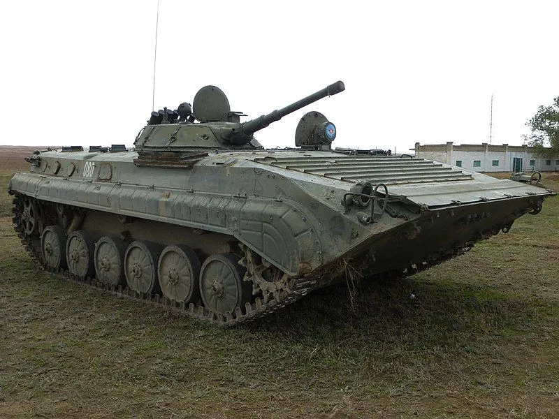 Le BMP-1 est un véhicule de combat d’infanterie soviétique conçu dans les années 1960 pour remplacer les BTR-50 dans l’Armée rouge (BMP étant l’abréviation de « Boyevaya Mashina Pekhoty », en russe : « Боевая Машина Пехоты », soit « véhicule de combat d’infanterie »). Il a été vu pour la première fois lors d’une parade à Moscou en 1967.