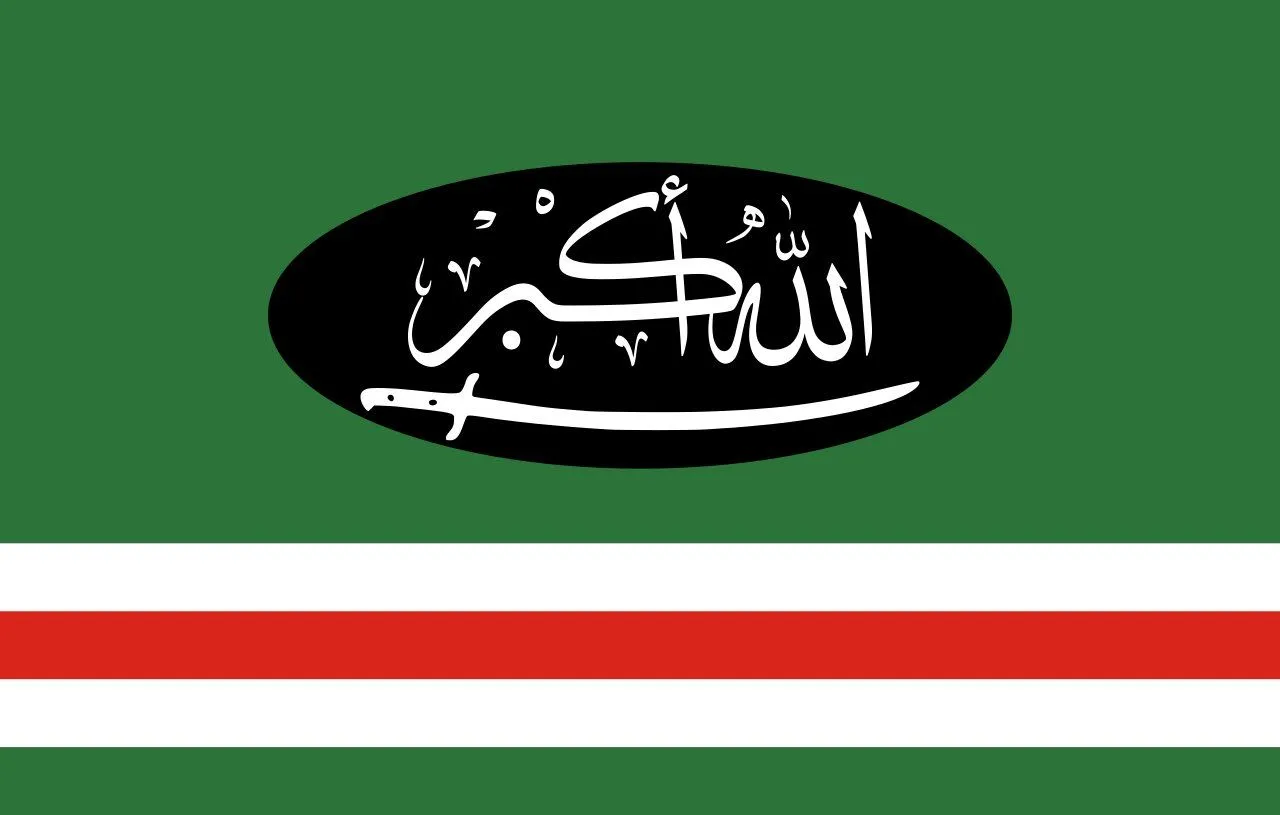 Drapeau vert, blanc et rouge de la République tchétchène d’Itchkérie, calligraphie arabe et sabre