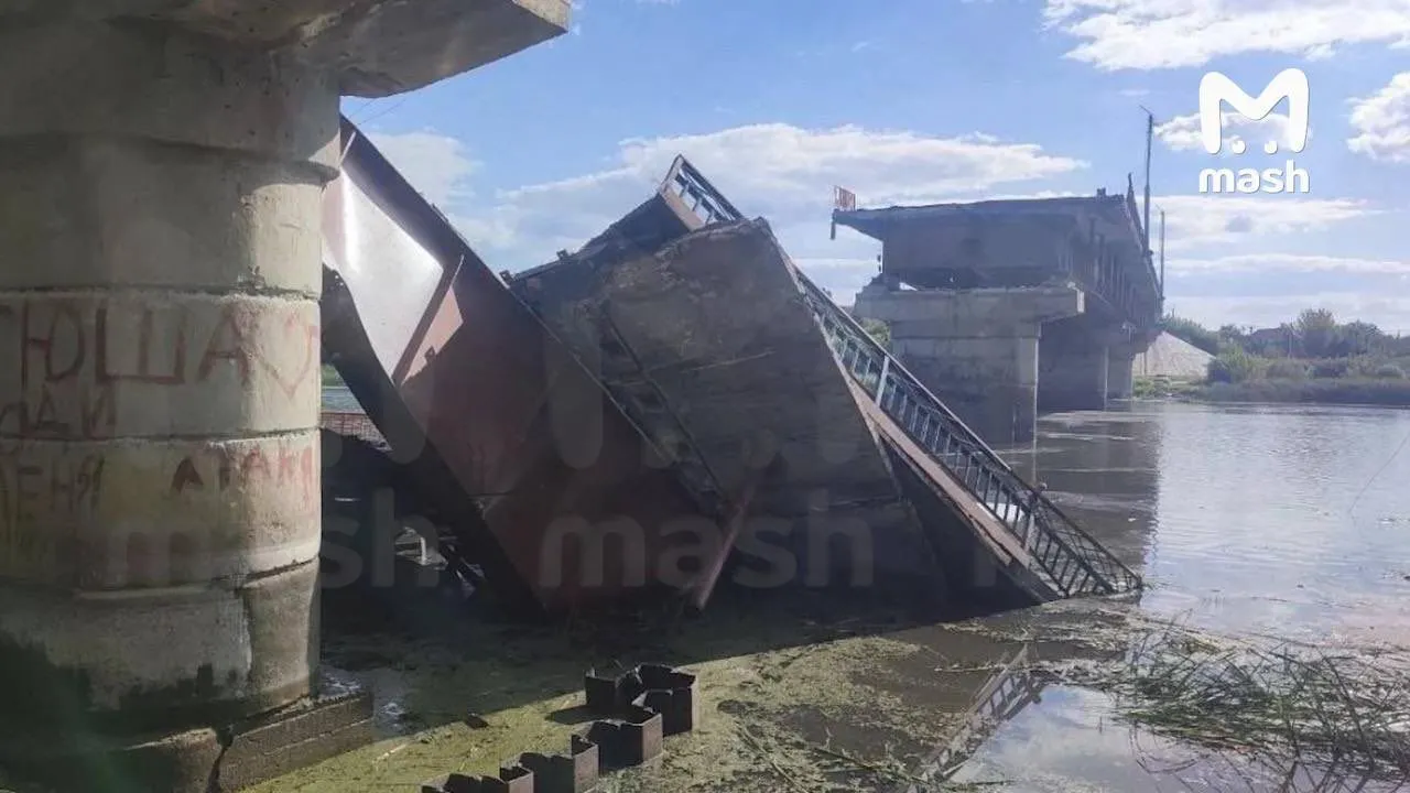 Pont routier effondré dans la rivière, tablier brisé reposant sur les piles