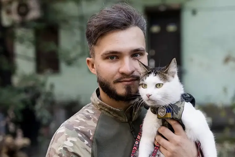 Soldat ukrainien tenant un chat dans ses bras