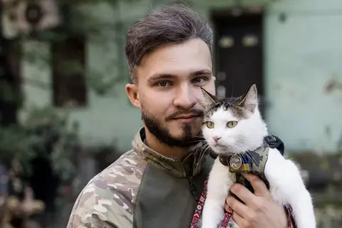 Soldat ukrainien tenant un chat dans ses bras